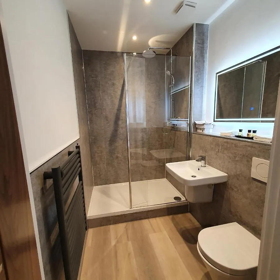 Central Penthouse With Hot Tub & Views 24 Cheltenham 0*,