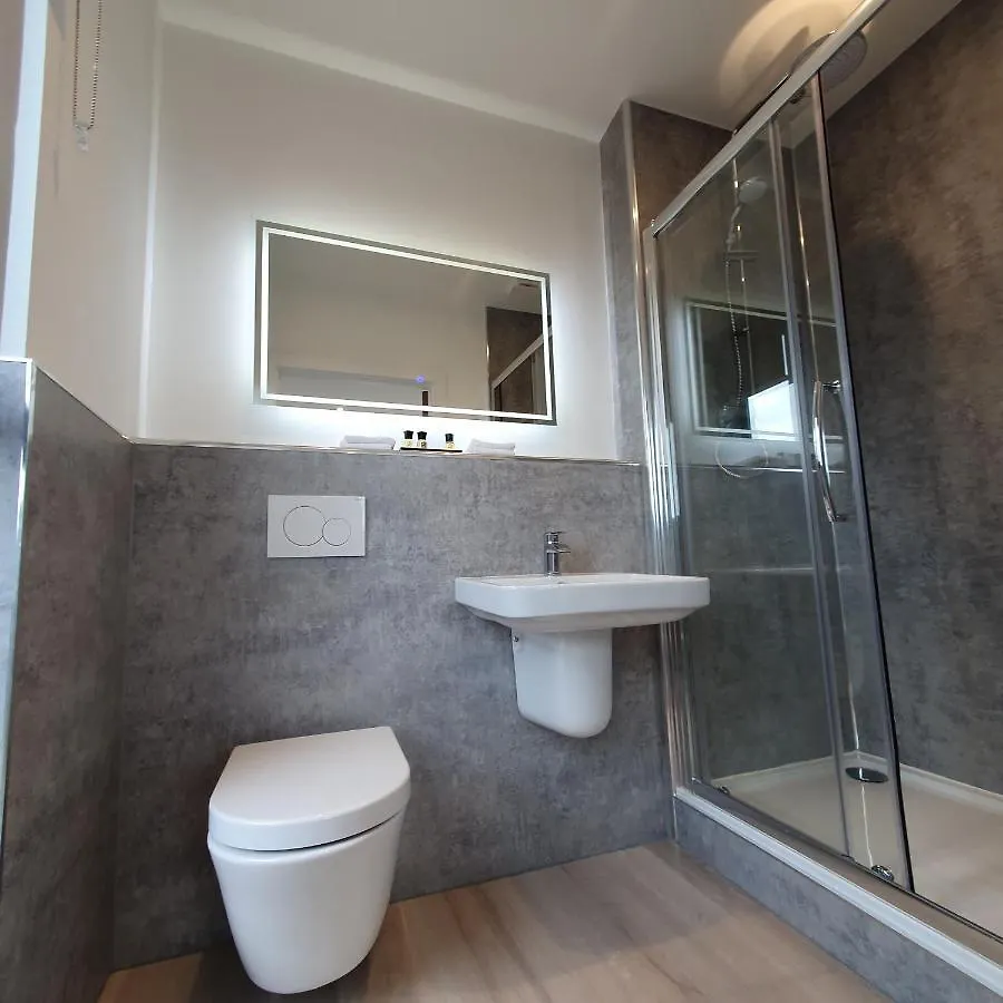 Central Penthouse With Hot Tub & Views 24 Cheltenham