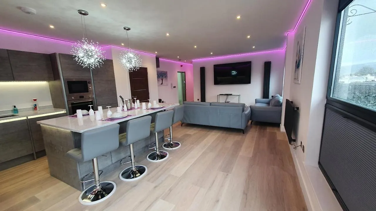 Apartment Central Penthouse With Hot Tub & Views 24 Cheltenham