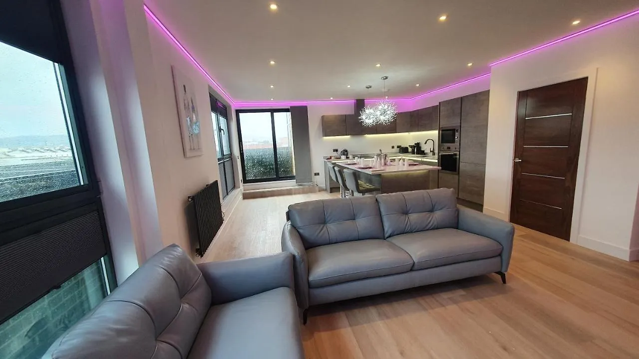 Central Penthouse With Hot Tub & Views 24 Cheltenham 0*,  United Kingdom