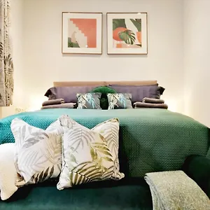 Lansdown 2br Old Coach House Near Town Centre - Retro Charm & Cozy Vibes By Suitely Apartment