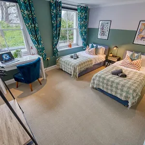2 Bedroom Stylish Spacious Apt, Sleeps 6, Central Cheltenham, With Free Parking - By Blue Puffin Apartment